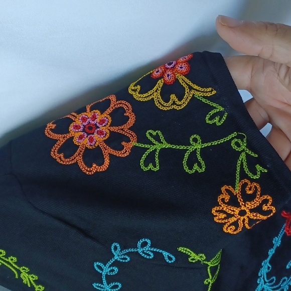 August Silk Light weight sweater, Size Petite Small, Floral Print, embroidered - Picture 3 of 5
